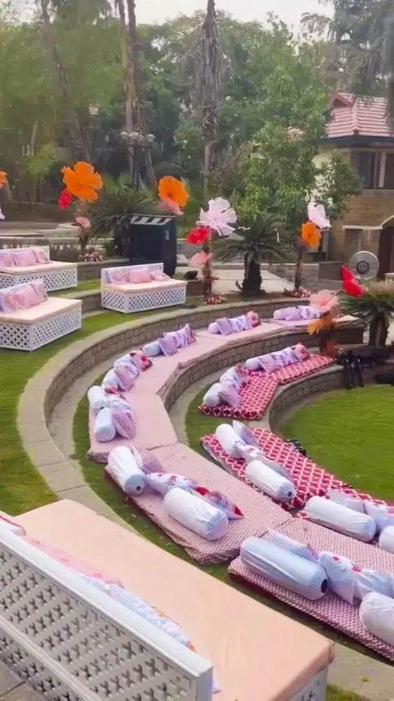 Creative seating Arrangements According To Wedding Reception Layouts: